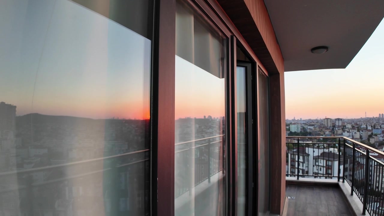 Vista panorámica del atardecer de la ciudad desde el balcón de un apartamento moderno