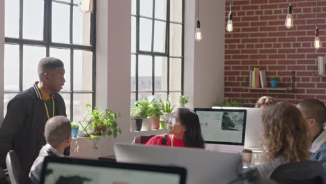 jóvenes empresarios se reúnen con el líder del equipo afroamericano hombre discutiendo estrategia de marketing lluvia de ideas planeando fecha límite exitosa en diversas reuniones informativas de la oficina