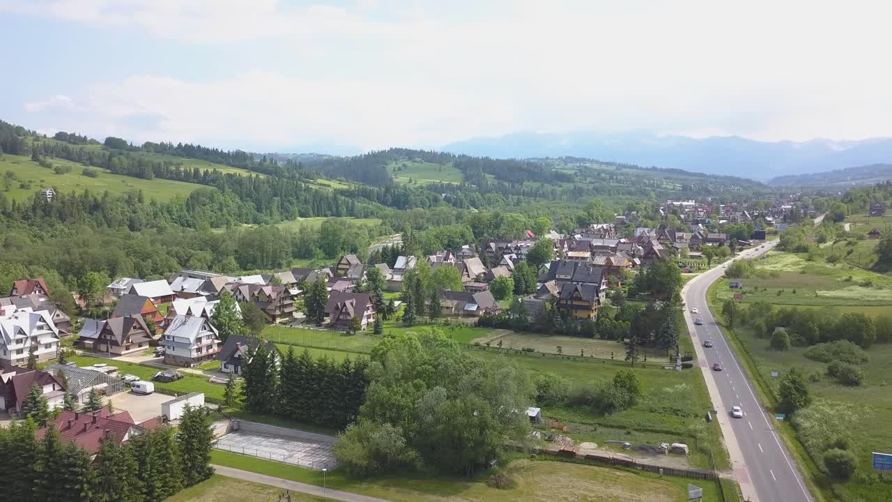 Luchtfoto van het gebied Zakopane met het Tatragebergte aan de horizon