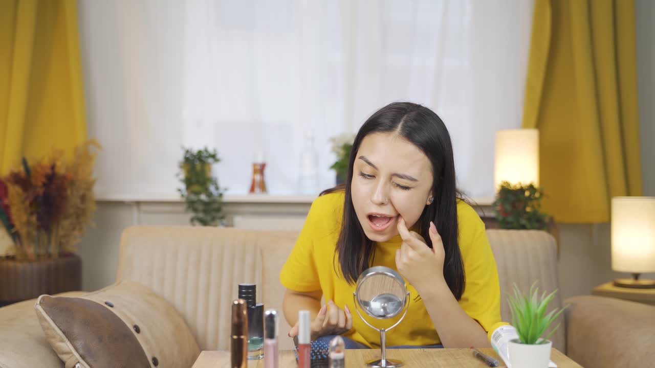 그녀의 이빨을 보는 젊은 여성. 행복하고 아름다운 젊은 여성.