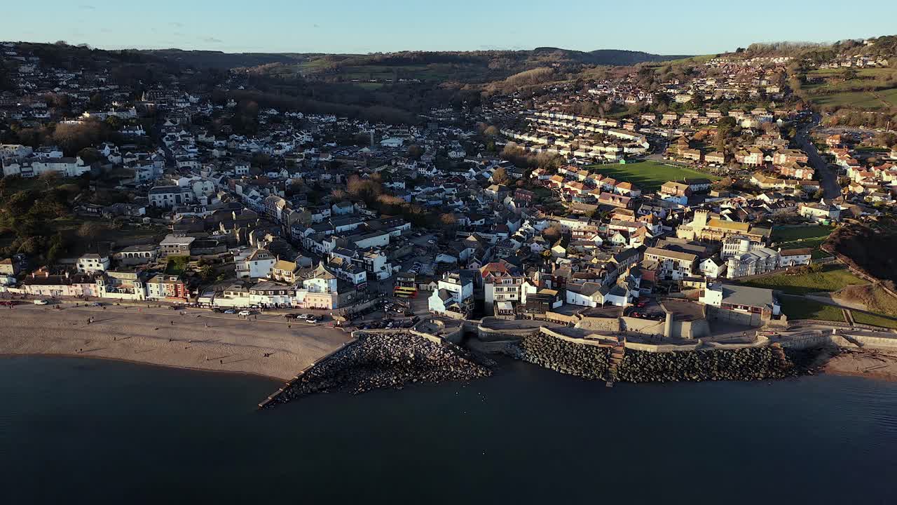 Dronebillede af Lyme Regis, Dorset, Storbritannien, der viser stranden, havnen og den berømte Cobb.