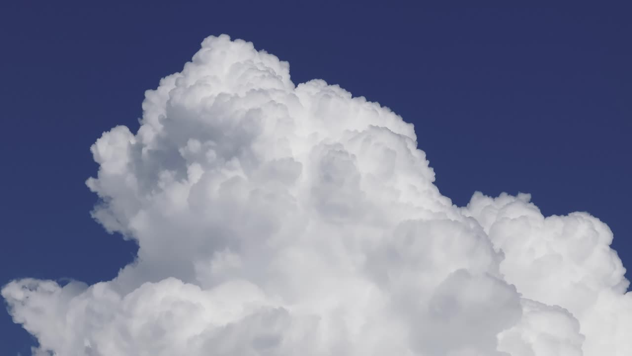 푸른 하늘 배경으로 밀집된 구름이 모였습니다.