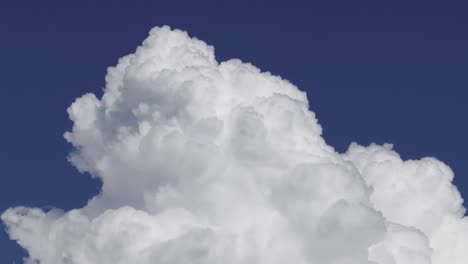 nubes densas reunidas con fondo de cielo azul