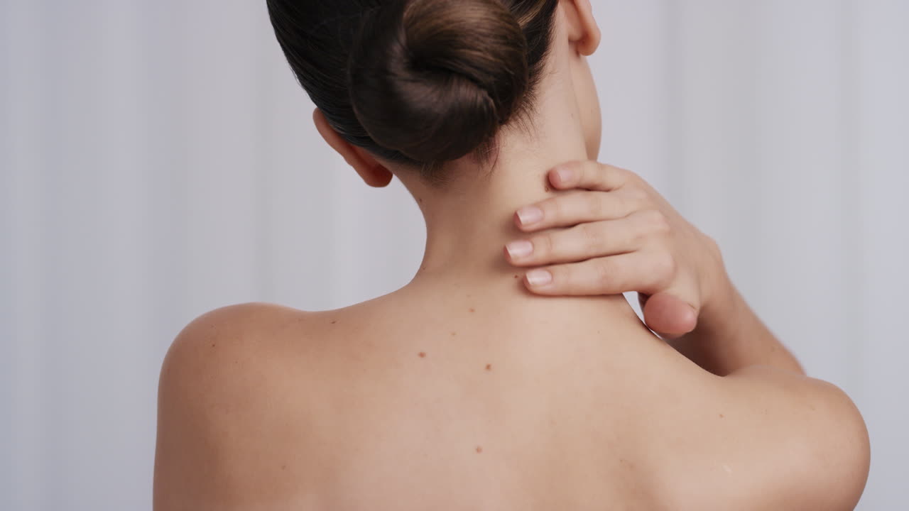 초상화 매력적인 젊은 여성 부드럽게 피부를 만지며 손으로 어깨를 만지며 완벽한 피부를 가진 아름다운 백인 여성 럭셔리 피부 관리 감각적인 휴식을 즐기고