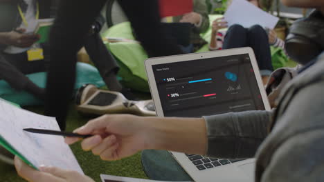 cerca un grupo joven de estudiantes de negocios estudian juntos usando computadoras portátiles digitales desarrollando software intercambiando ideas relajándose en una oficina multiétnica