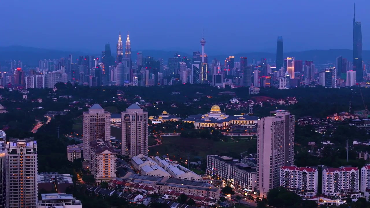 Vista mozzafiato di Mont Kiara al crepuscolo, Kuala Lumpur. Panoramica aerea a sinistra
