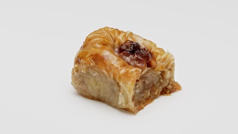 pastel de baklava turco aislado sobre un fondo blanco