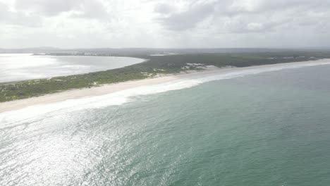 Vista-Aérea-Del-Mar-Azul-Tranquilo,-La-Playa-De-Waynderrabah-Y-El-Río-Karuah-Durante-El-Día-En-Verano---Reserva-De-Playa-Jimmys-Cerca-Del-Nido-De-Halcones,-Nsw,-Australia