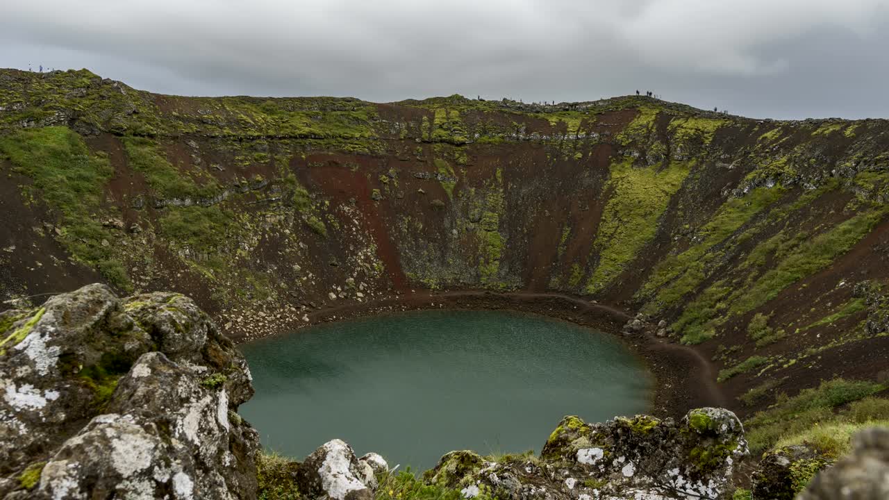lapso de tiempo del lago del cráter kerid en un día nublado