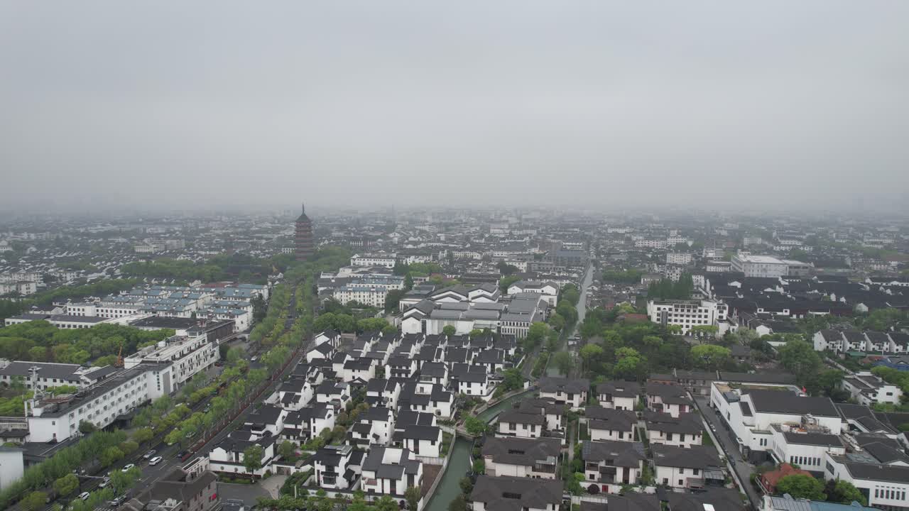 배경에는 파고다가 있는 수저우의 주거 지역 위에서 공중으로 촬영된 사진