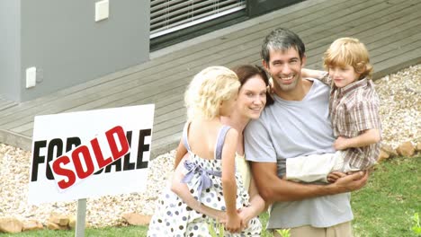 familia joven frente a su casa