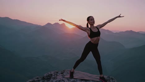 mujer en la naturaleza, puesta de sol y postura de yoga