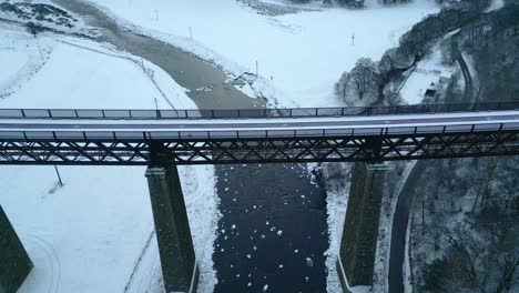 Inclinar-La-Cámara-Hacia-Arriba-Y-Dar-Marcha-Atrás-Mientras-Desciende-Por-Debajo-Del-Viaducto-Findhorn.