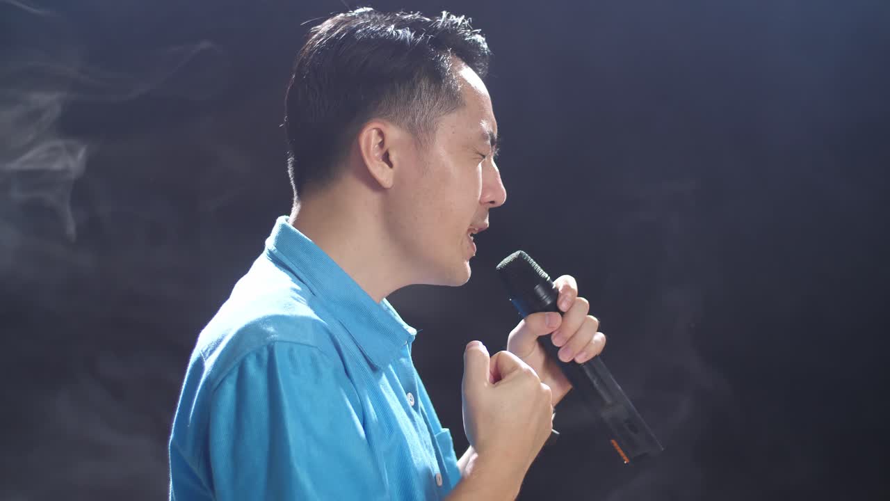 마이크에 노래하는 남자