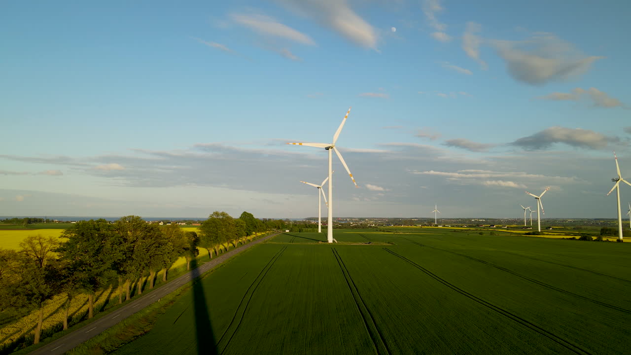 vista aérea de una granja con turbinas de viento en campo verde en polonia