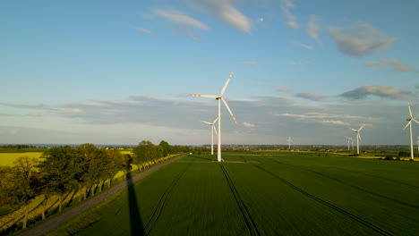 Vista-Aérea-De-Una-Granja-Con-Turbinas-De-Viento-En-Campo-Verde-En-Polonia