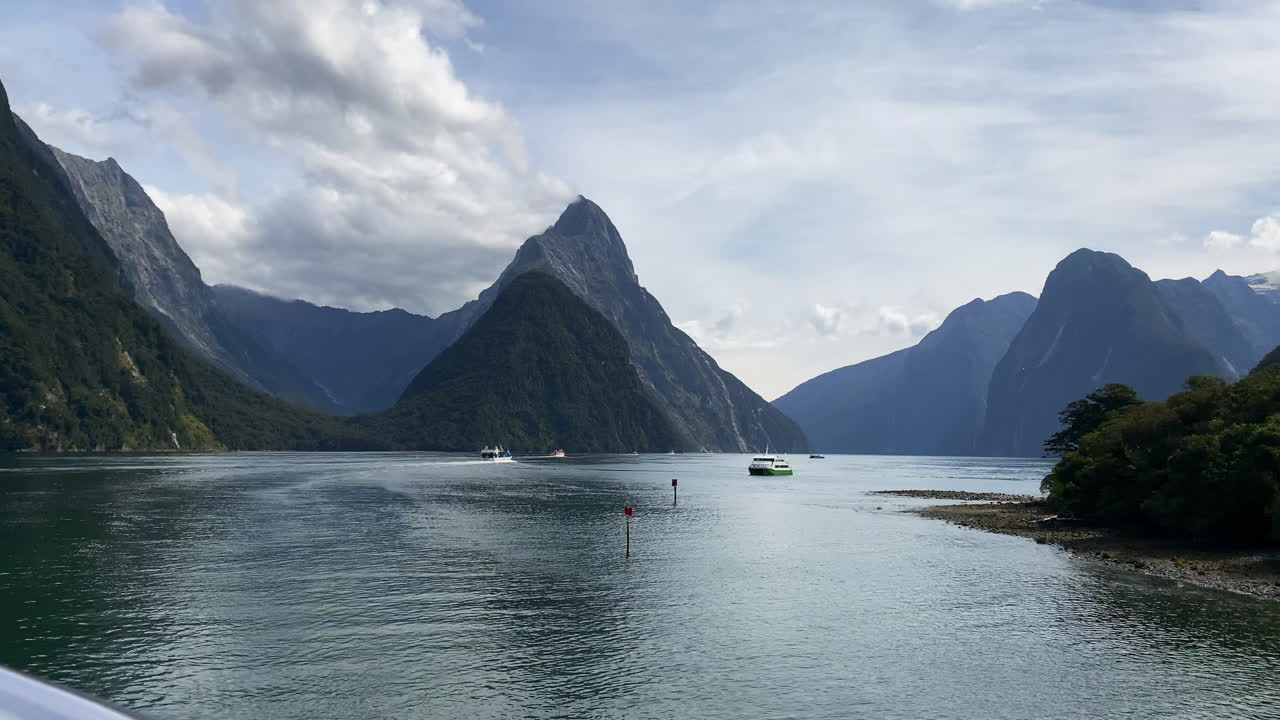 Đỉnh Mitre ở Milford Sound, Vườn quốc gia Fiordland, New Zealand
