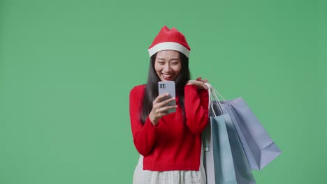 mujer comprando en línea durante la navidad