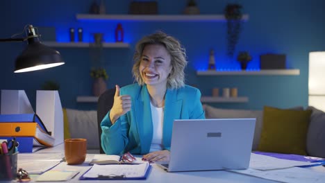 Mujer-Trabajadora-De-Oficina-En-Casa-Haciendo-Un-Gesto-Positivo-A-La-Cámara.