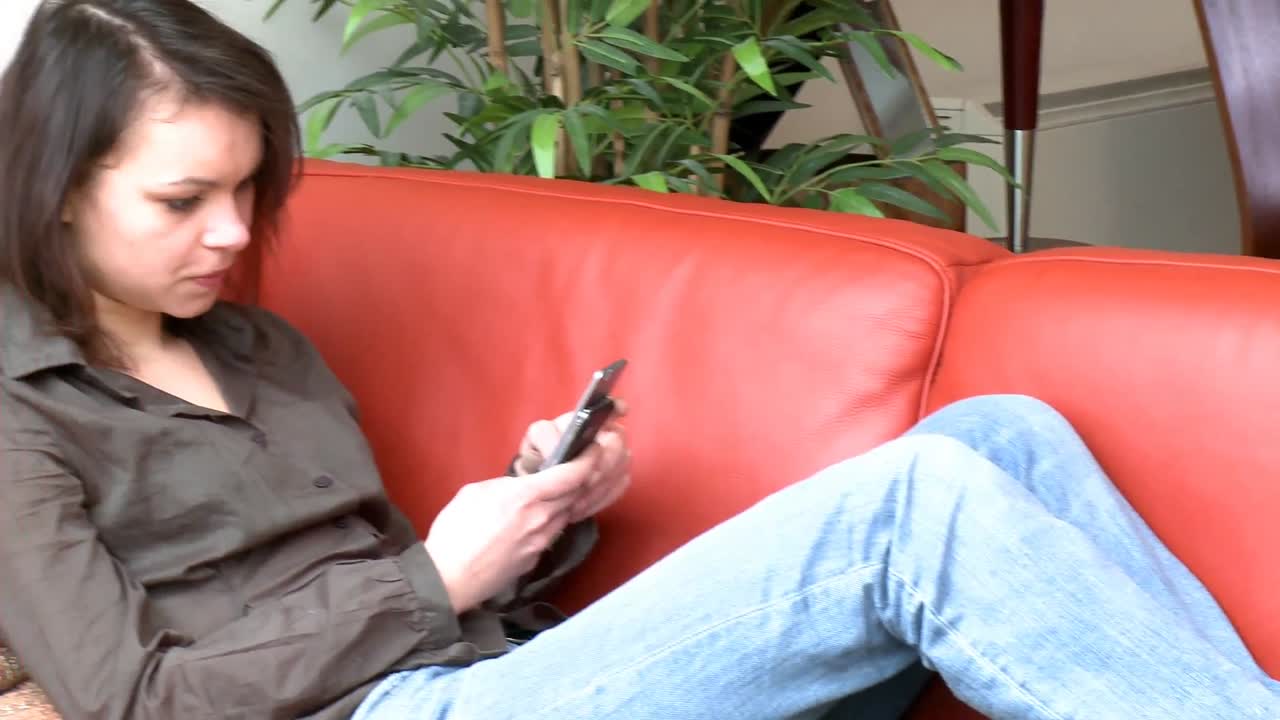 문자 메시지를 보내는 반 ⁇ 이는 여성