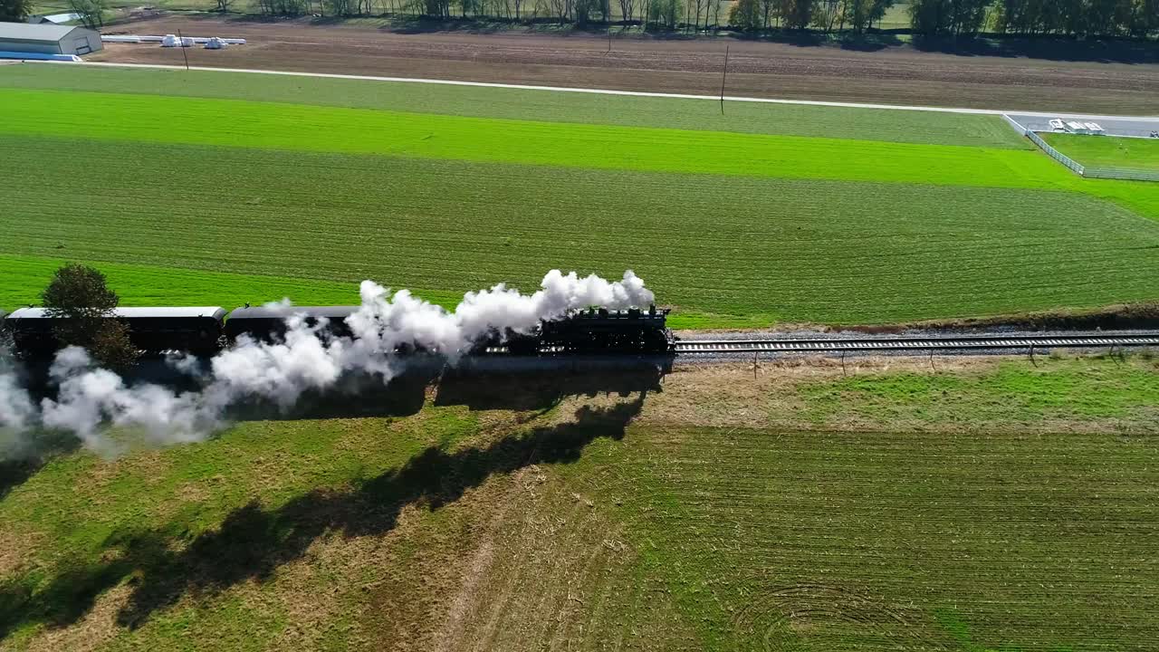 드론으로 본 아미쉬 시골을 따라 연기를 내뿜는 증기 여객 열차