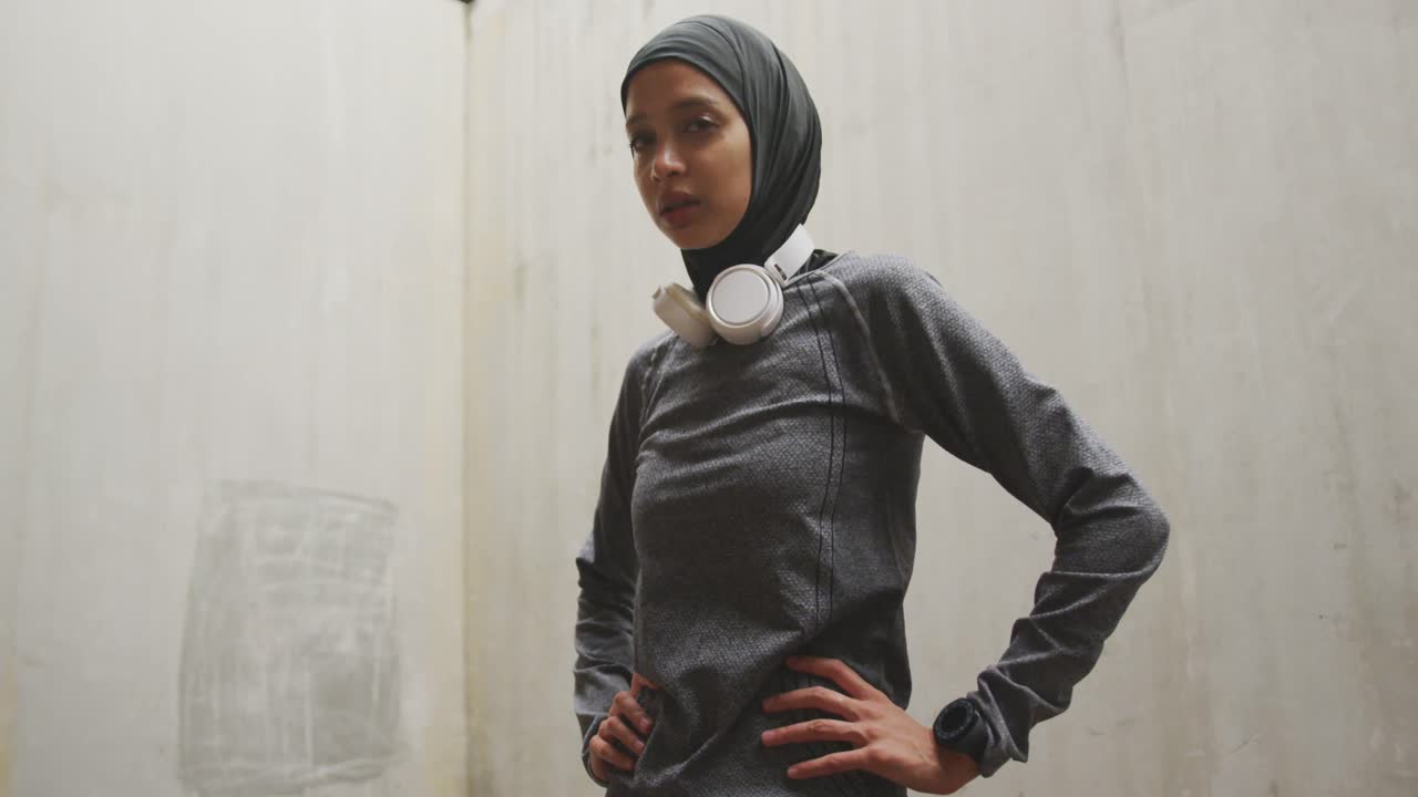 무선 헤드폰 을 착용 한 스포츠 의류 를 입은 여자