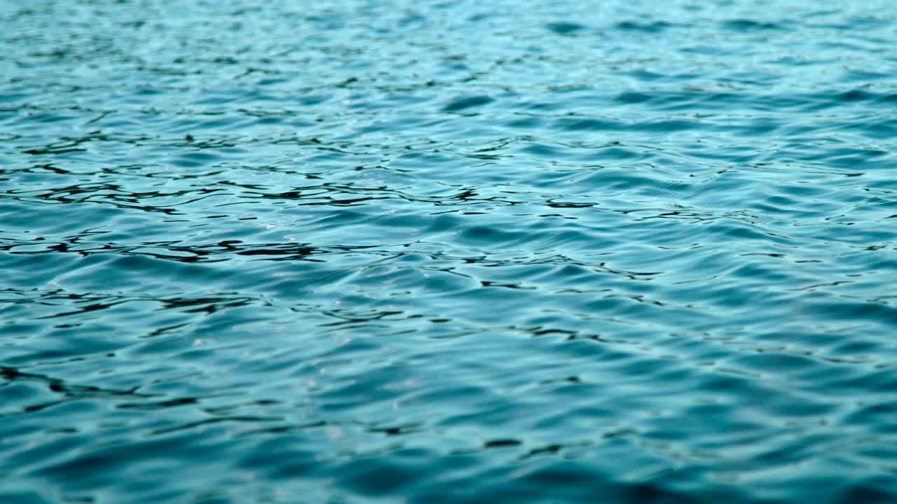 Le fresche acque blu dell'oceano al rallentatore - Inquadratura media