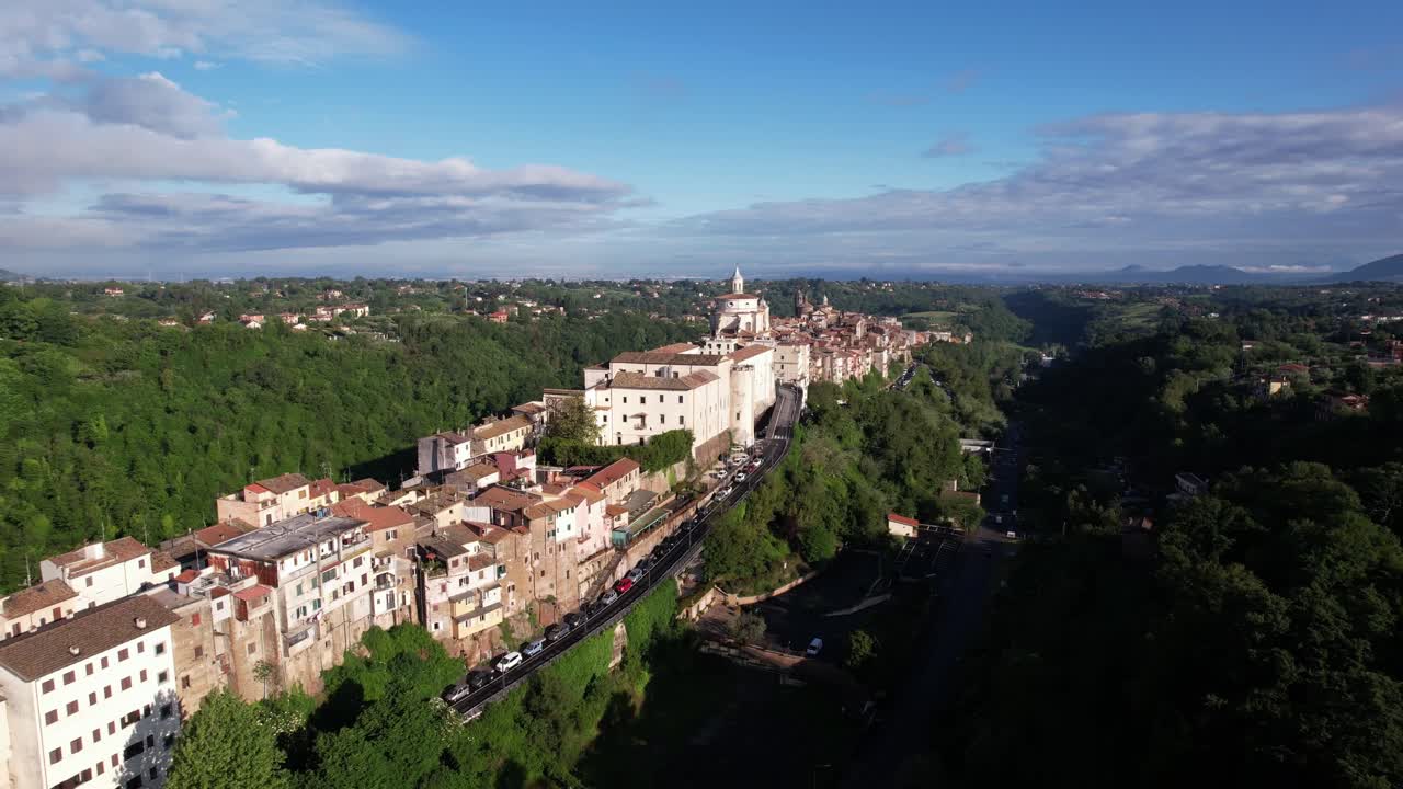 Veduta aerea di una splendida città del V secolo su una stretta cresta, Zagarolo, Italia