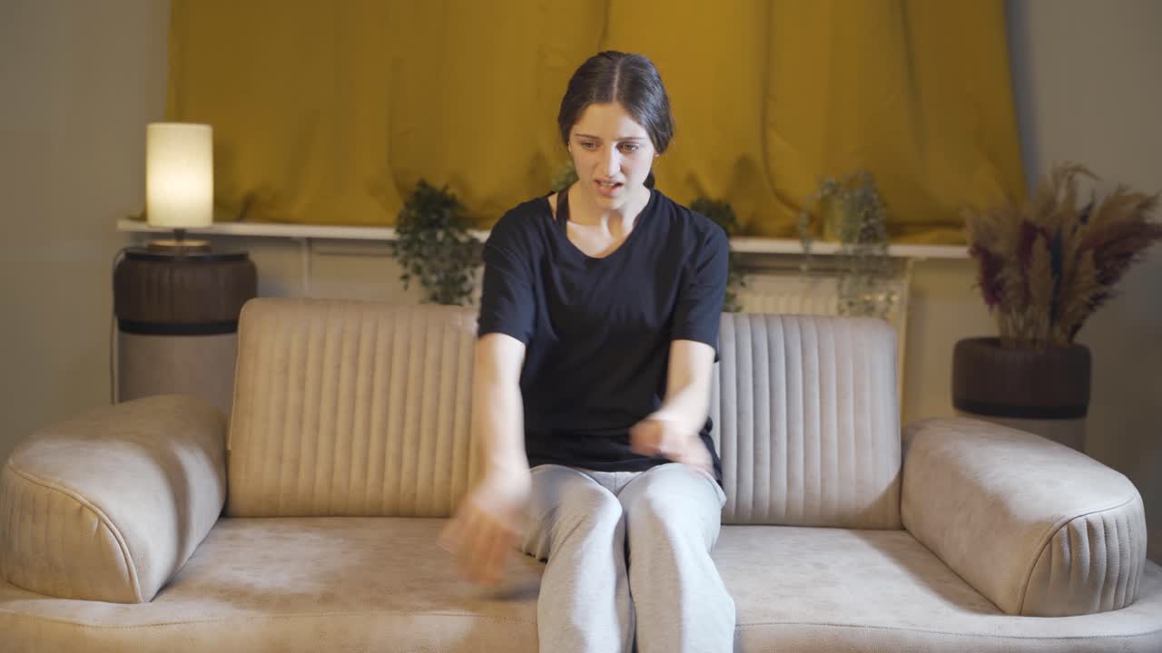 신경 ⁇ 약을  ⁇ 고 있는 젊은 여성이 집에서  ⁇ 망진창을 벌이고 있습니다.