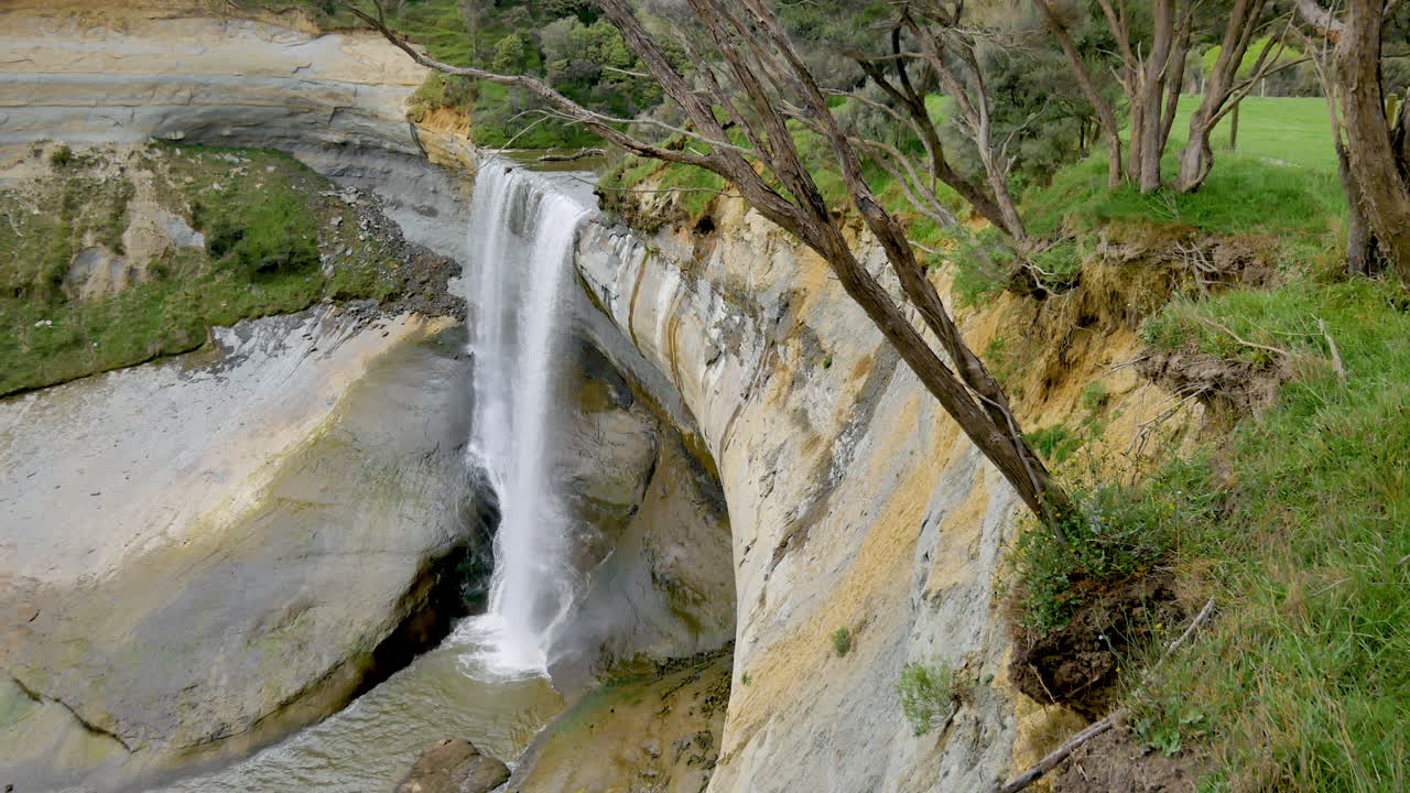 vista superior que muestra la cascada mangatiti salpicada en el parque nacional de nueva zelanda