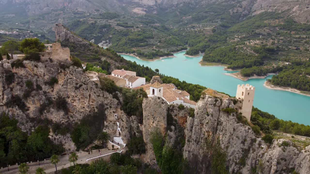 la hermosa ciudad de guadalest en alicante, españa