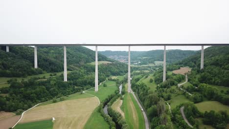 Volar-Sobre-El-Río-Kocher-Acercándose-Al-Viaducto-Kocher