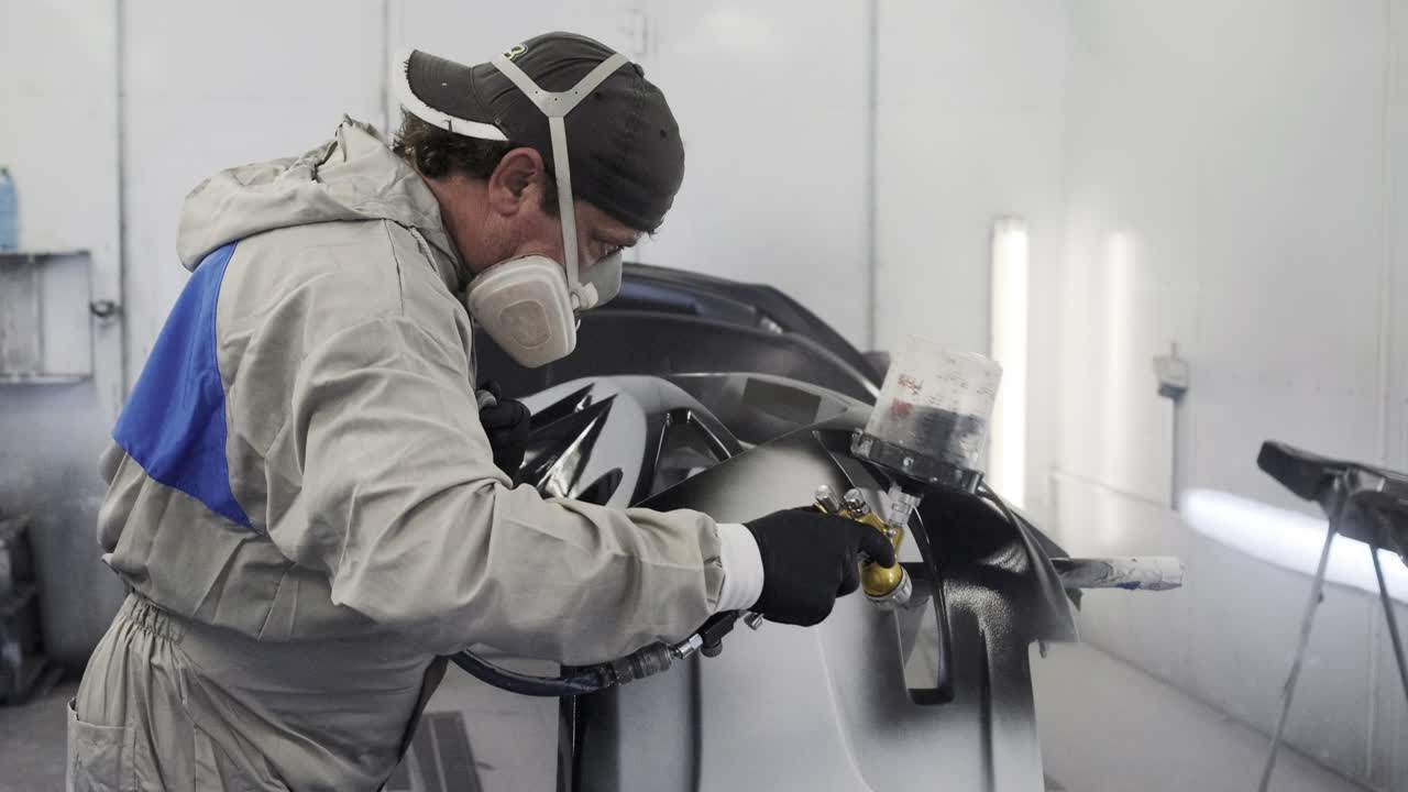 진행 중인 자동차 페인트 작업