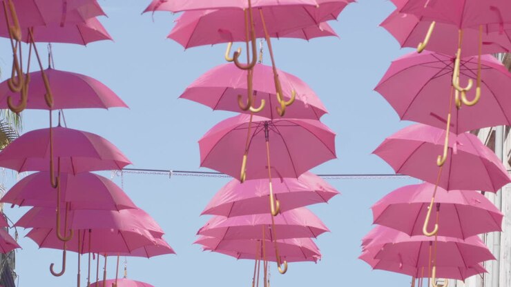 Vista di ombrelli rosa sospesi nelle strade di Montpellier durante l'Ottobre Rosa