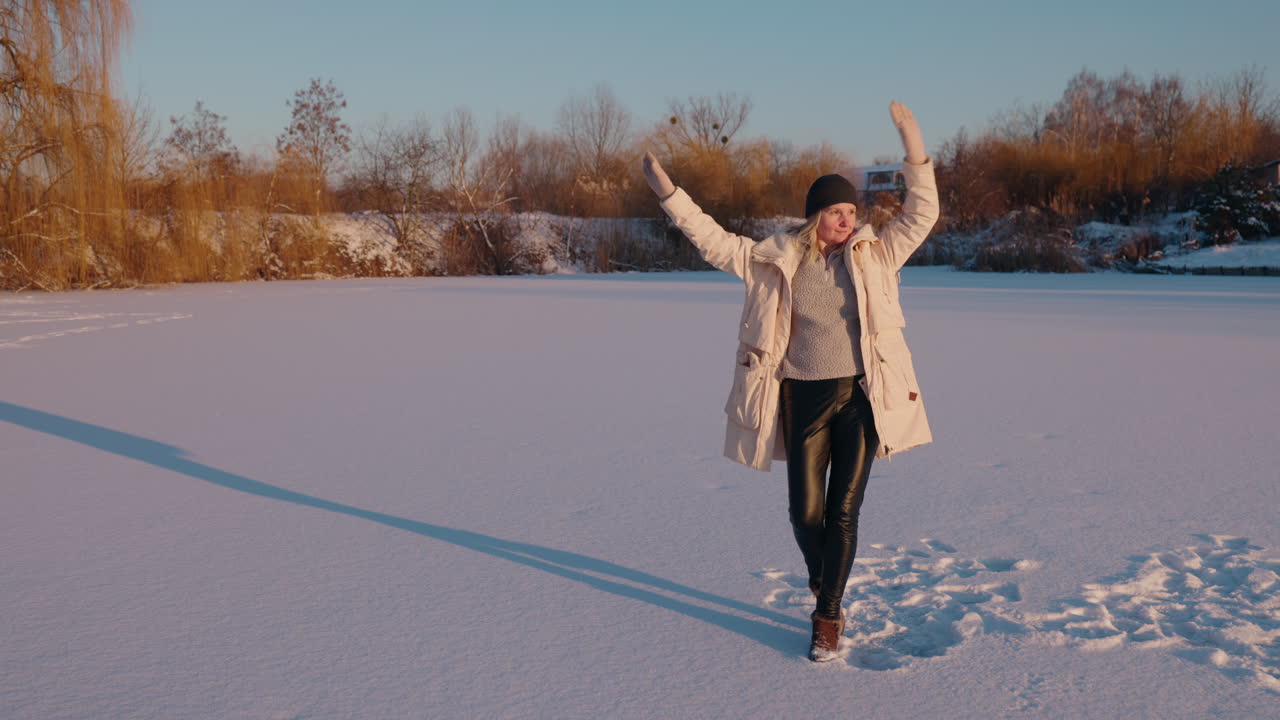 una mujer disfrutando de un día de invierno en un lago congelado.