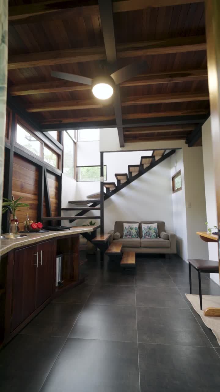 Interno moderno con scala a giorno e soffitto in legno