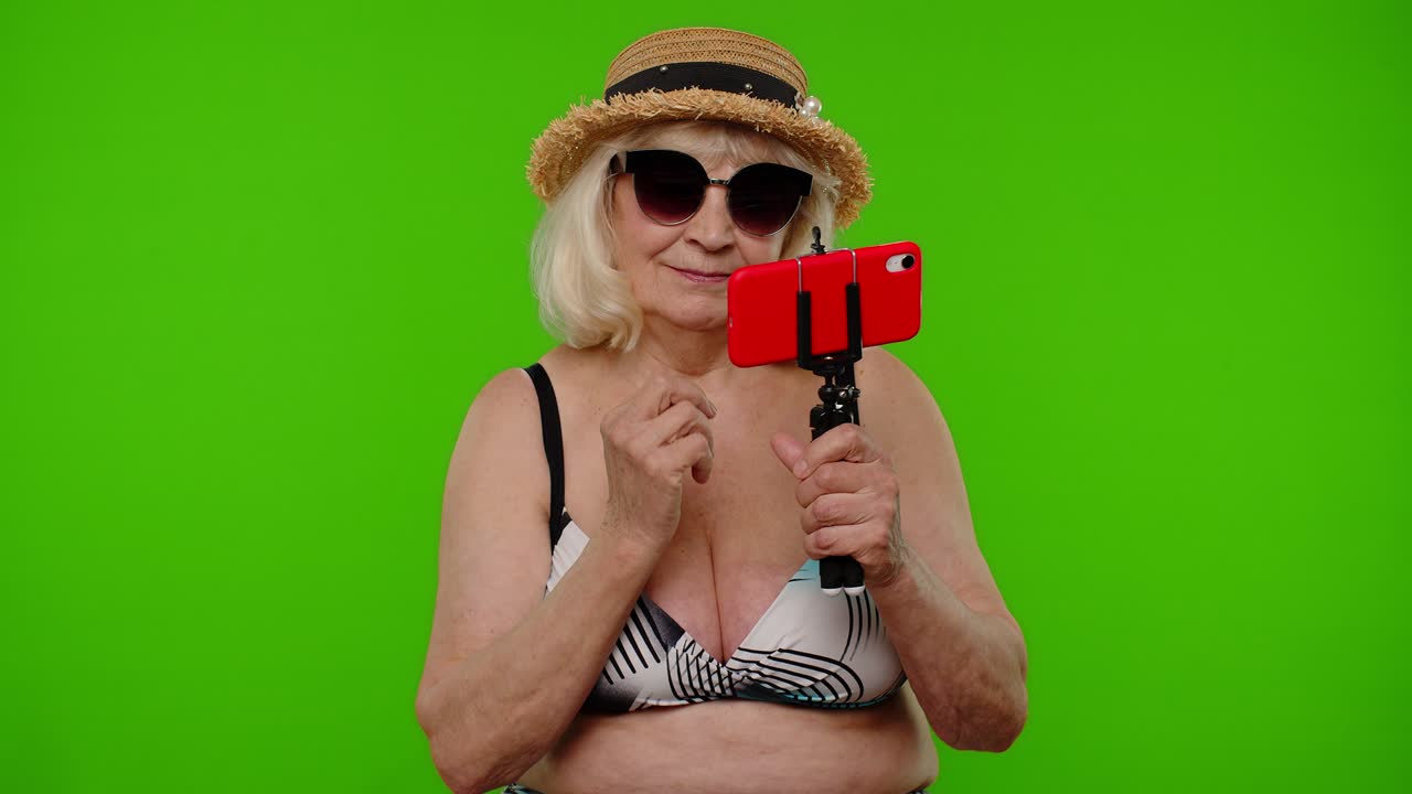 선글라스를 입은 성숙한 여성 여행자 블로거, 셀피 초상화 사진, 스마트폰에서 비디오 통화