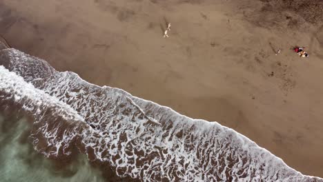 Luftaufnahme-Von-Gui-Gui-Beach,-Las-Palms-Of-Grand-Canaria-Während-Calima,-4K-Drohnenaufnahmen-5