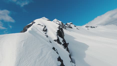 lado de la cordillera cubierto de nieve en tiro de drone fpv de vuelo rápido