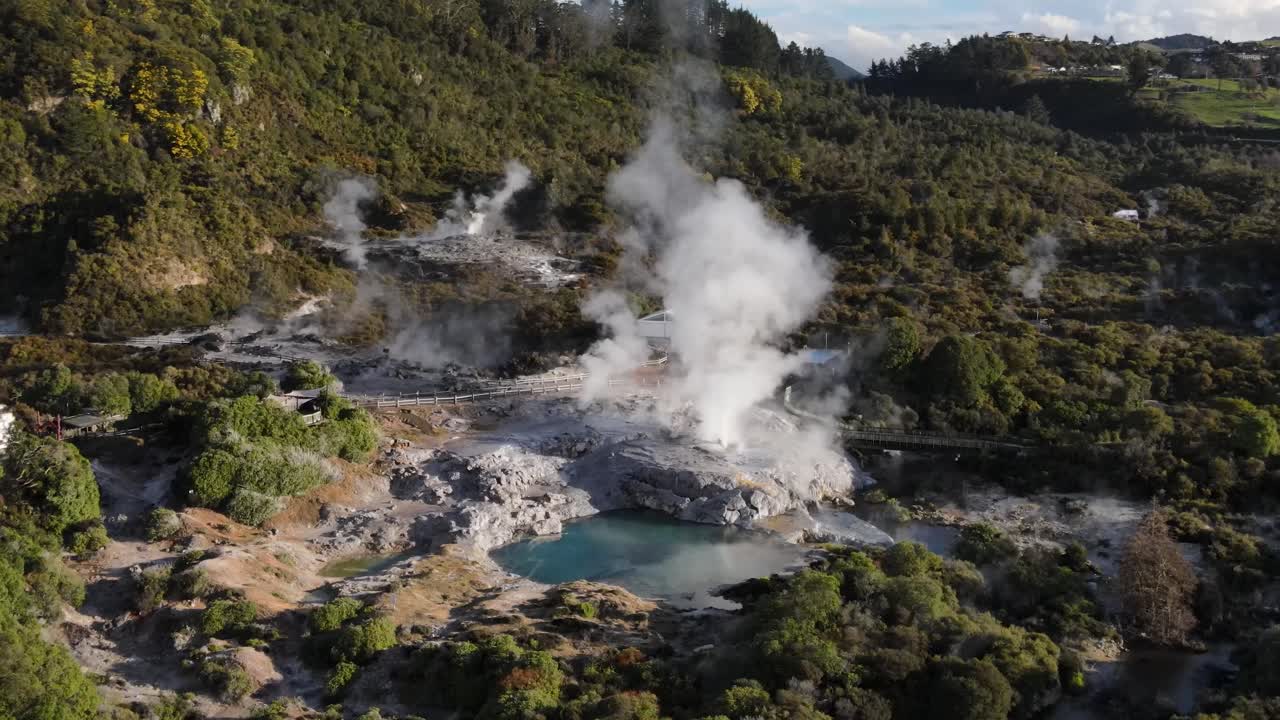 Gayser Pohutu nel villaggio vivente Maori di Whakarewarewa. Drone cinematografico, cultura, attrazione
