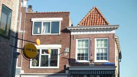 Haus-Mit-Abgestuftem-Satteldach-Entlang-Der-Straße-Lange-Tiendeweg-In-Gouda,-Niederlande