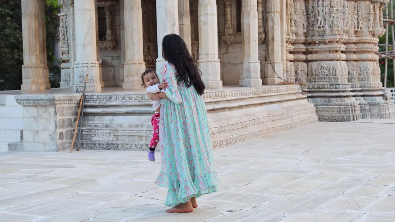 어머니 는 아들 과 함께 야외 에서 좋은 시간 을 즐기고 있다