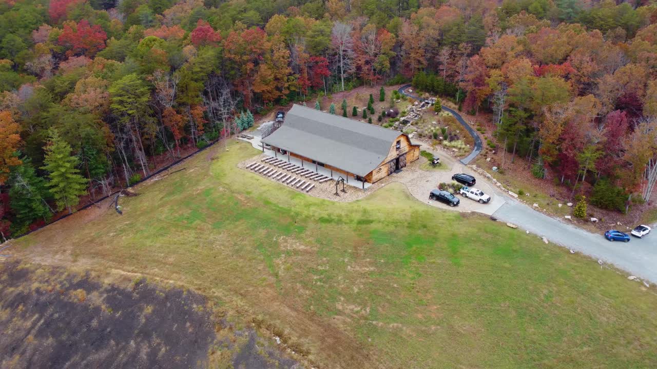 орбитальный снимок сарая в горах на закате южной каролины с беспилотника на высоте