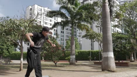 disparo de voltereta hacia atrás en una acera