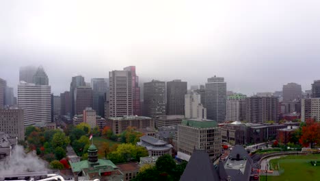 drone descendiendo sobre un foco con el hermoso horizonte de la ciudad de montreal en una mañana nublada de otoño