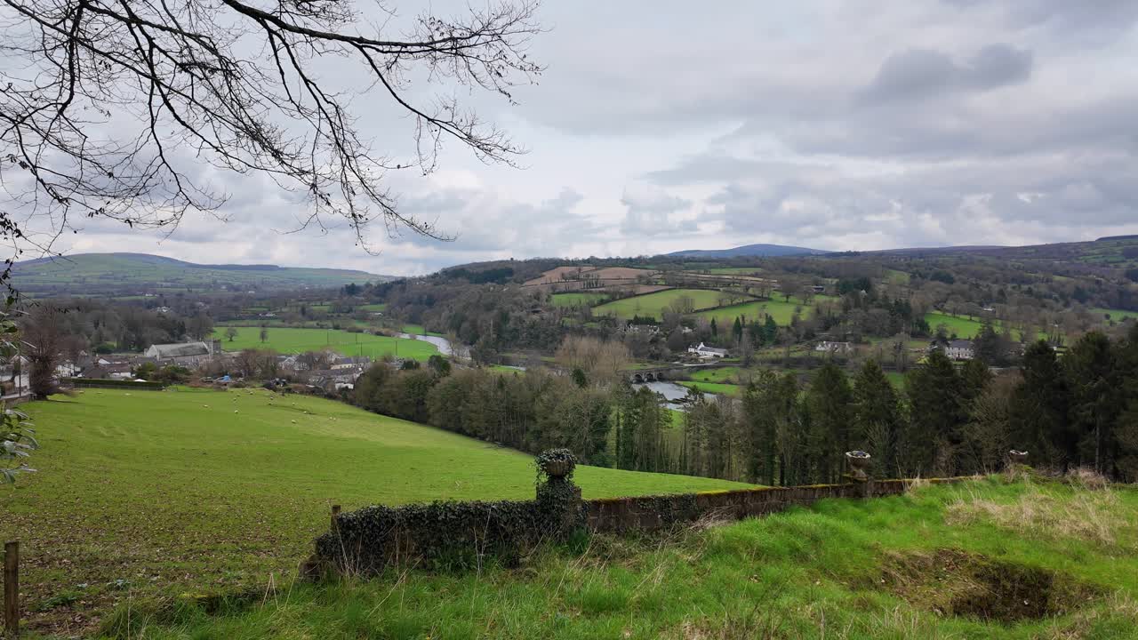 Landskabsudsigt over Inistioge, County Kilkenny tidligt en forårsmorgen