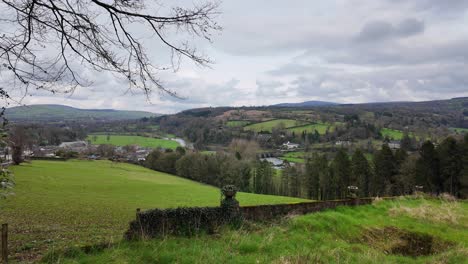 Vista-Panorámica-Del-Condado-De-Kilkenny-De-Inistioge-Temprano-En-Una-Mañana-De-Primavera