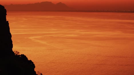 Video-Mit-Wunderschönem-Blick-Auf-Den-Sonnenuntergang-über-Der-Felsigen-Küste