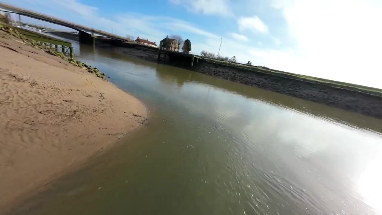 Vista drone di un volo cinematografico a bassa quota sopra lo storico fiume Fossdyke al tramonto.