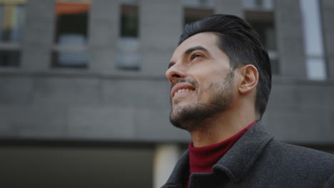 retrato de un hombre en la ciudad